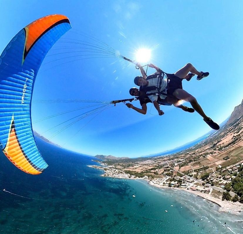 Vuelo biplaza en parapente sobre la costa